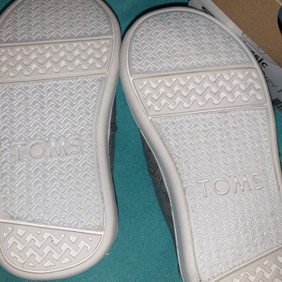 TOMS NWT Classic Drizzle Grey Foil Peace Signs 5 - Picture 6 of 6